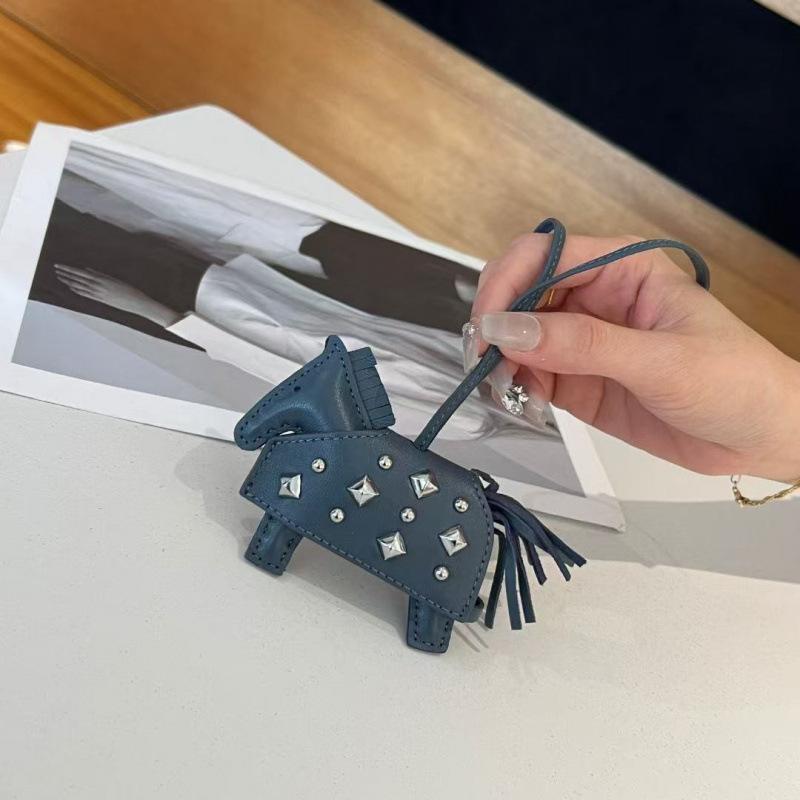 Üst Düzey El Yapımı Deri Zırhlı Savaş Atı Kolye Ucu Moda Gümüş Perçinli At Çantası Süsü Aksesuarları Araba Kolye Ucu Doğum Günü Hediyesi