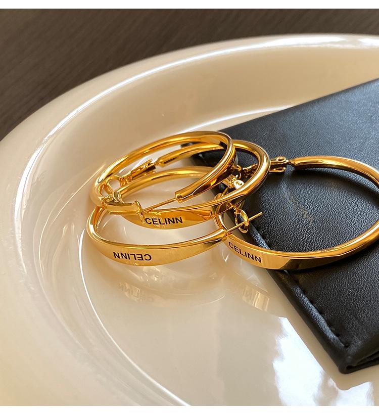 Brincos Argola Letra Retrô de Luxo 2025 para Mulheres - Grandes, Elegantes, Design em Metal