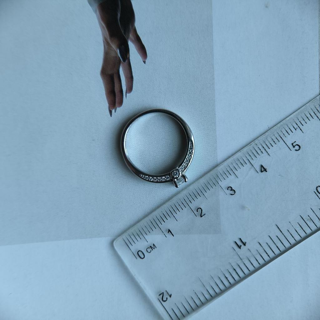 Серебряное кольцо с фианитами, вес изделия 2,18 гр (2187301)