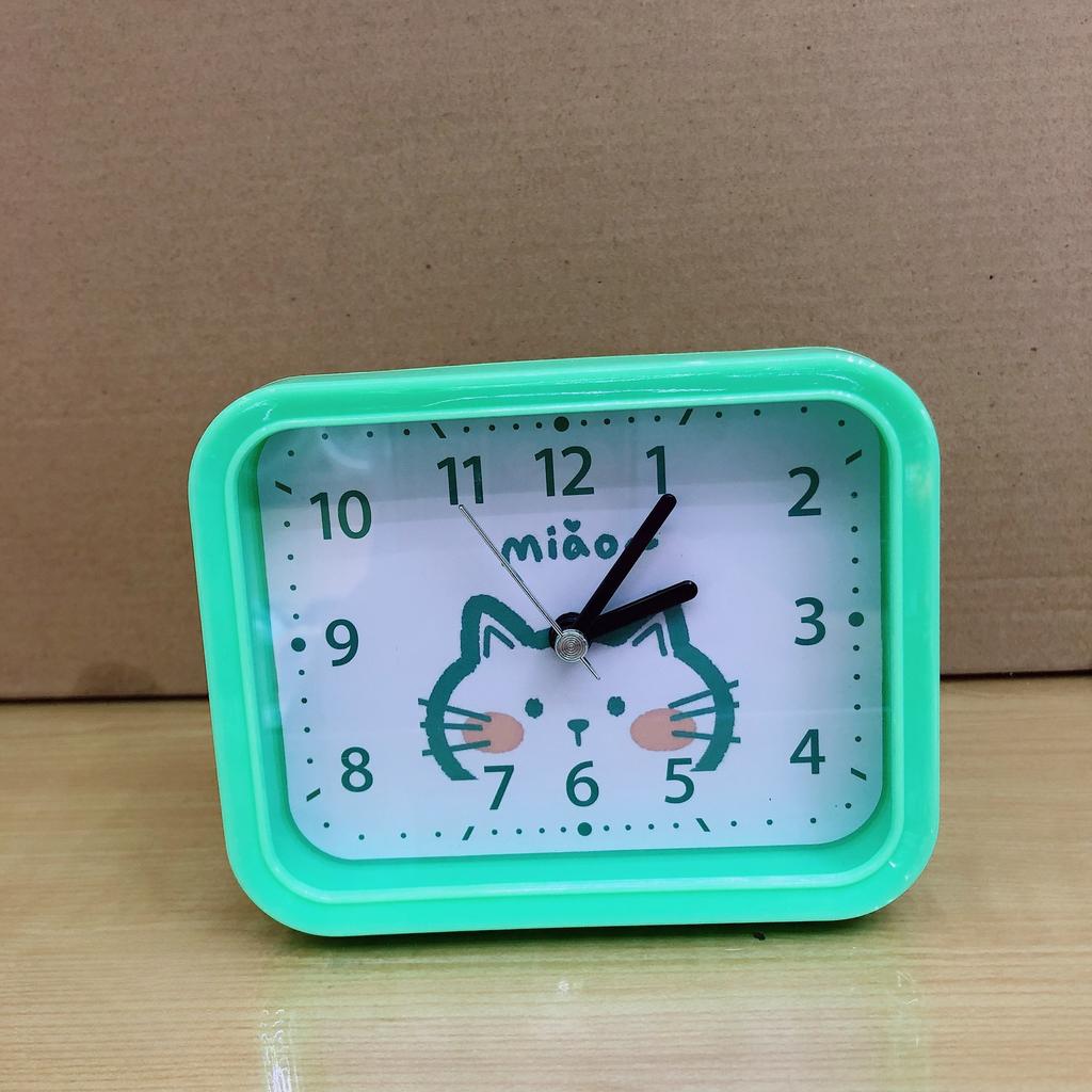 Einfacher, großzügiger und klarer digitaler rechteckiger Wecker, Bonbonfarbe, frische und ungezwungene Uhr