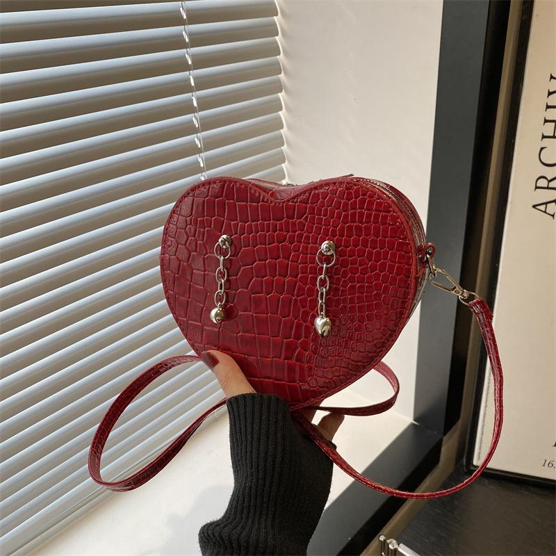 2025 new fashion creative personality love chain pu small satchel Korean version of foreign style high sense women's tide shoulder bag