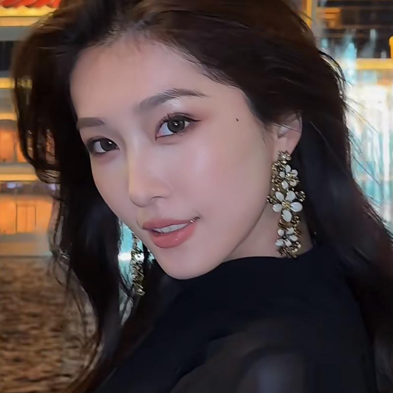 Silver Needle Retro Drip Glaze Pearl Flower Earrings: Elegant Vintage Studs with High-End Style and Unique Fashion Appeal.