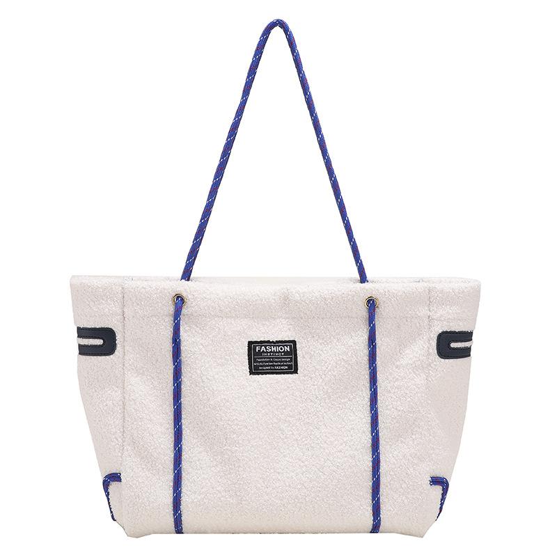 

Плюшевая сумка-тоут большая вместительная сумка женская 2025 новая трендовая модная простая нишевая дизайнерская наплечная сумка белый