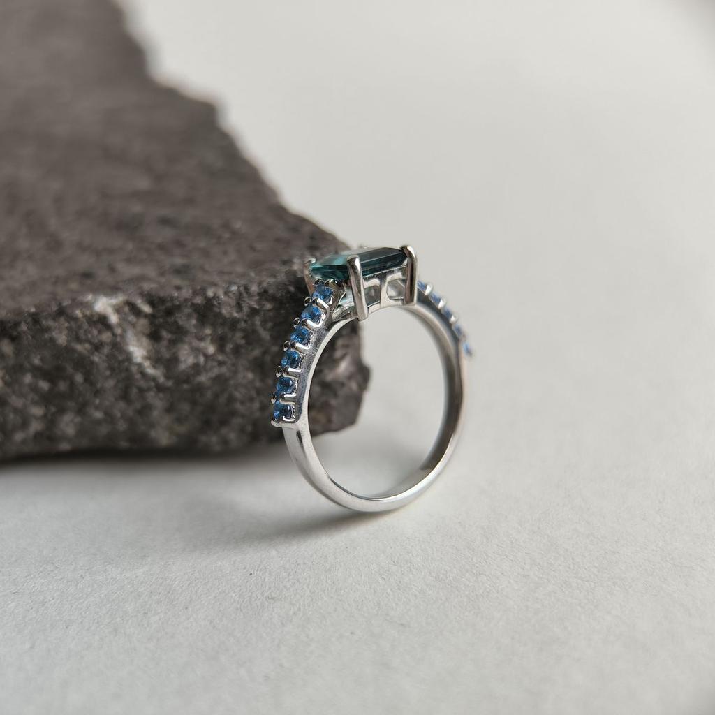 Серебряное кольцо с натуральным топазом Лондон Блю 1.39ct, топазом, вес изделия 2,56 гр (2195917)