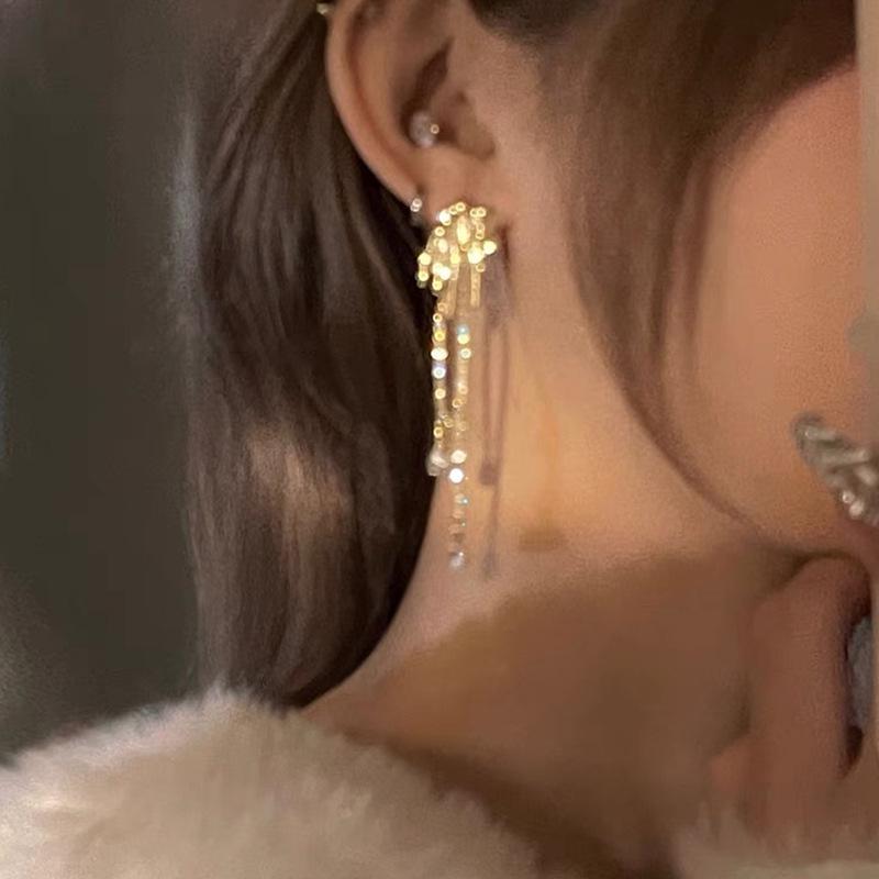 

Элегантные корейские серьги с длинными кисточками и бриллиантовыми гвоздиками, визуально стройнящими лицо серебряный