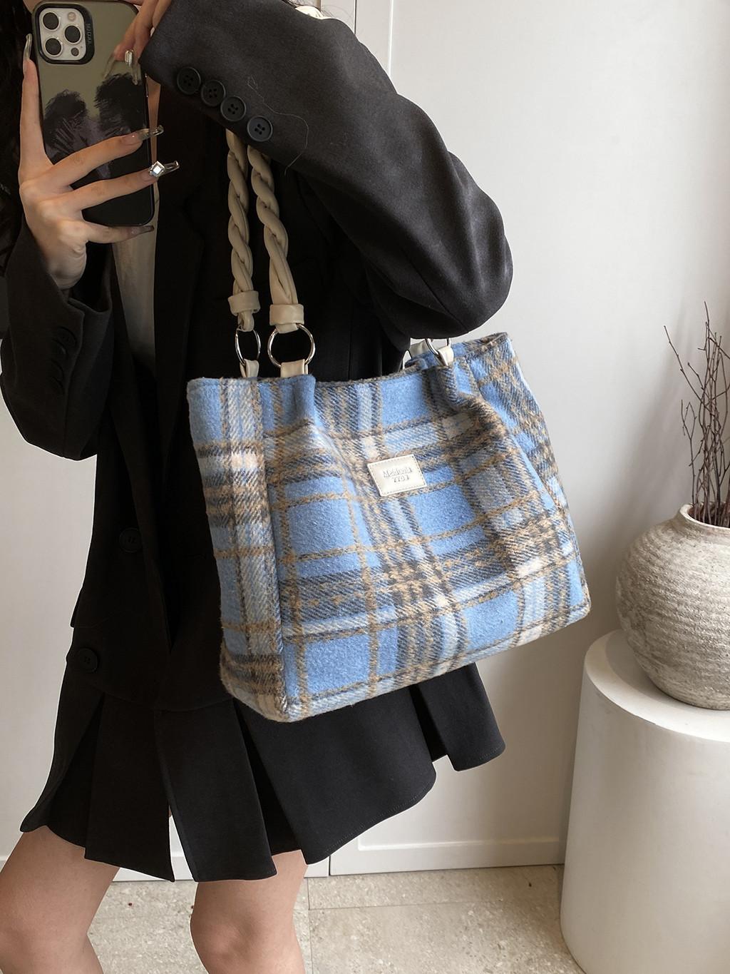 

Stylish High-end Plaid Tote Bag With Spacious Interior Trendy Street Style Handbag 2023 синій