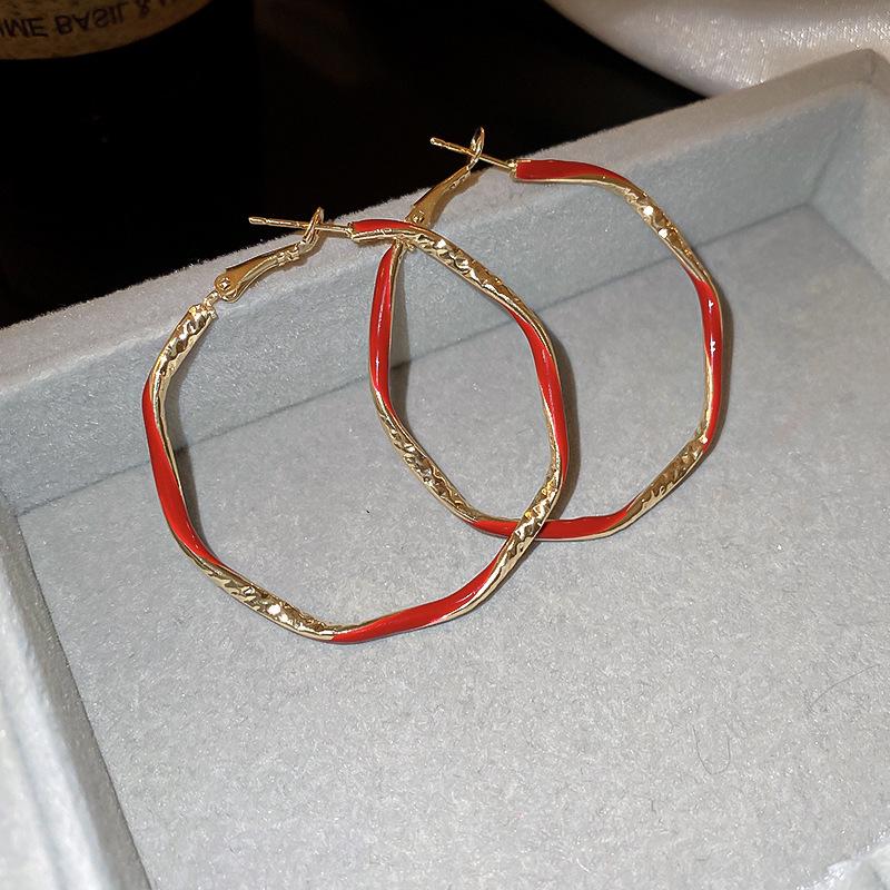 Boucles d'oreilles créoles Ankara Red Silver Needle Drip Oil: Style Rétro Hong Kongais pour Femmes, Polyvalent, avec un Design Unique.