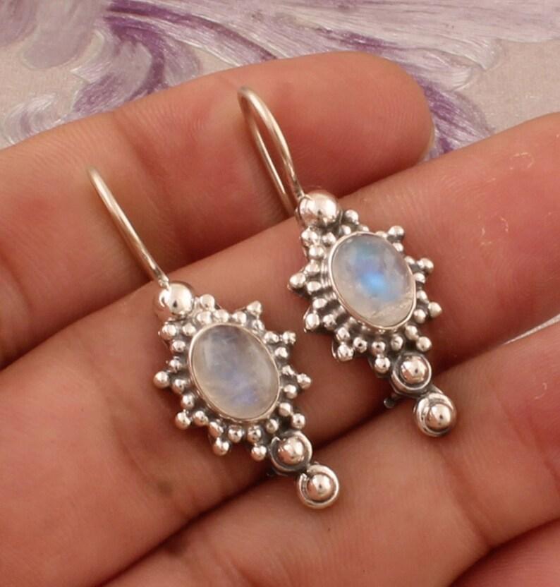 

Лунный камень Драгоценный камень Стерлинговое серебро 925 пробы Женские Дизайнерские Висячие Серьги Ручной работы Подарок на день рождения Ювелирные изделия Модная бижутерия