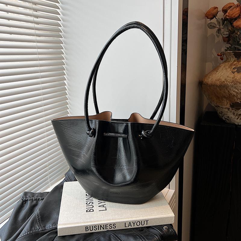 

Large-capacity bag women s new simple and versatile summer shoulder underarm bag pleated commuter tote bag