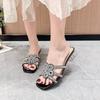 2026 Damenmode Quadratische Spitze Offene Zehenpartie Kristallblume Feiner Riemen Rutschfest Verschleißfest Sandalen mit Mittelhohem Absatz Hausschuhe