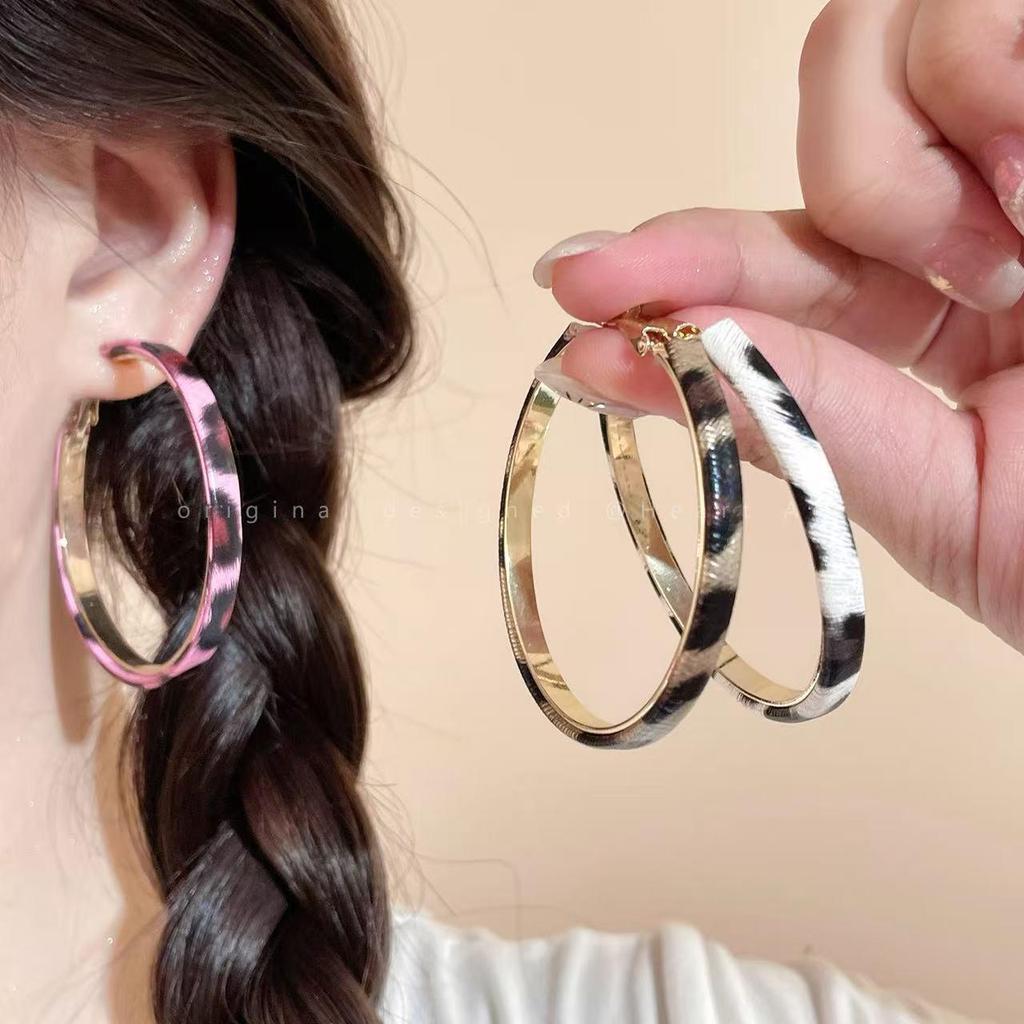 Kolczyki koła ze skóry z geometrycznym nadrukiem w panterkę na srebrnej igle