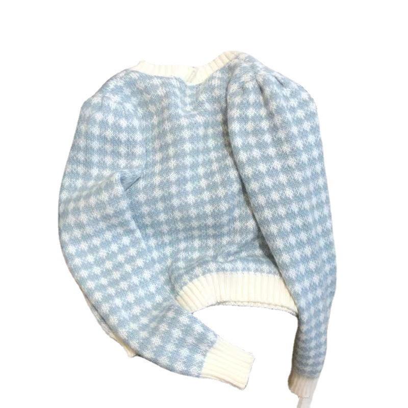 Soft and Stylish Knitted Cardigan: Short, Feminine Sweater for a Slimming and Radiant Look.