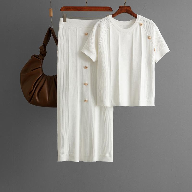 

Летний комплект топ с круглым вырезом и короткими рукавами, украшенный пуговицами, и эластичная однотонная вязаная юбка. Комплект из двух предметов. OneSize белый