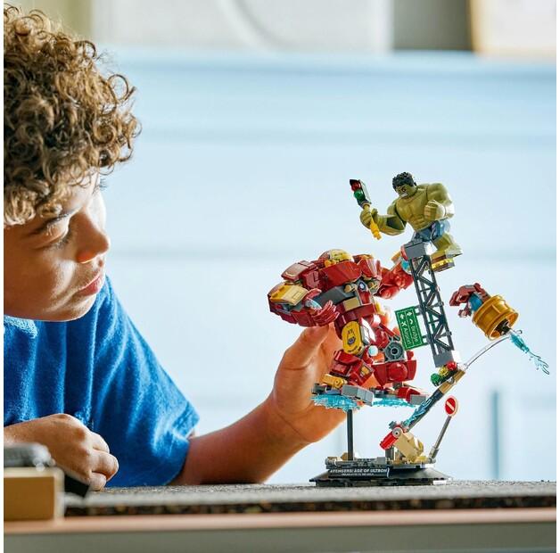 Set de construcție LEGO Marvel 76343 Bătălia Epică: Hulkbuster împotriva lui Hulk