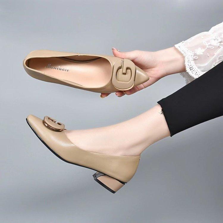 Low-heeled single shoes women's autumn 2025 new pointed G buckle soft sole soft surface shallow mouth fashion mother shoes Doudou shoes