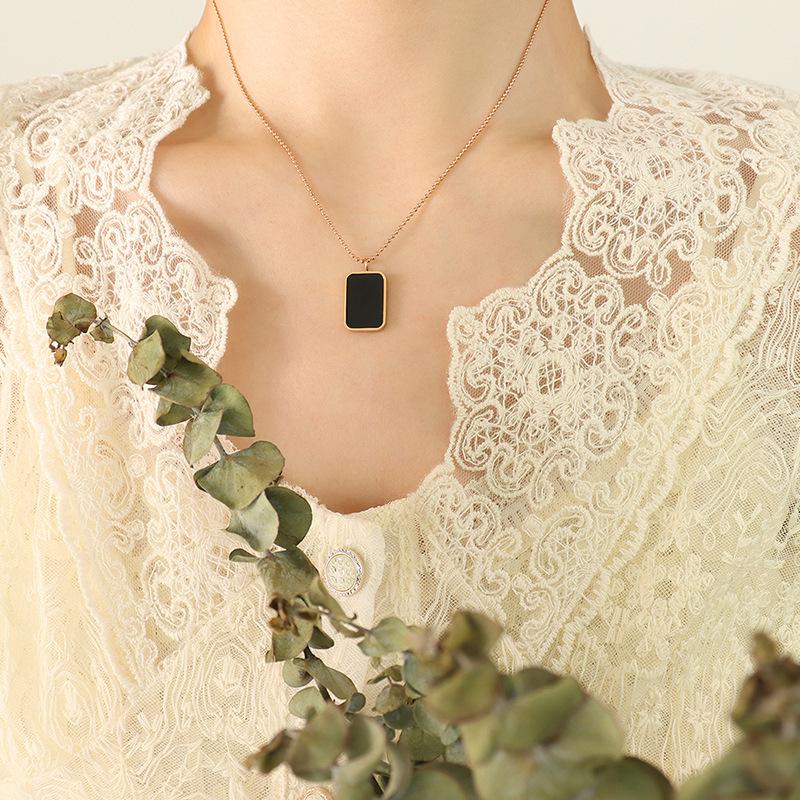 European Retro Black Shell Pendant Necklace, 18K Gold-Plated Titanium Steel Clavicle Chain (P528)