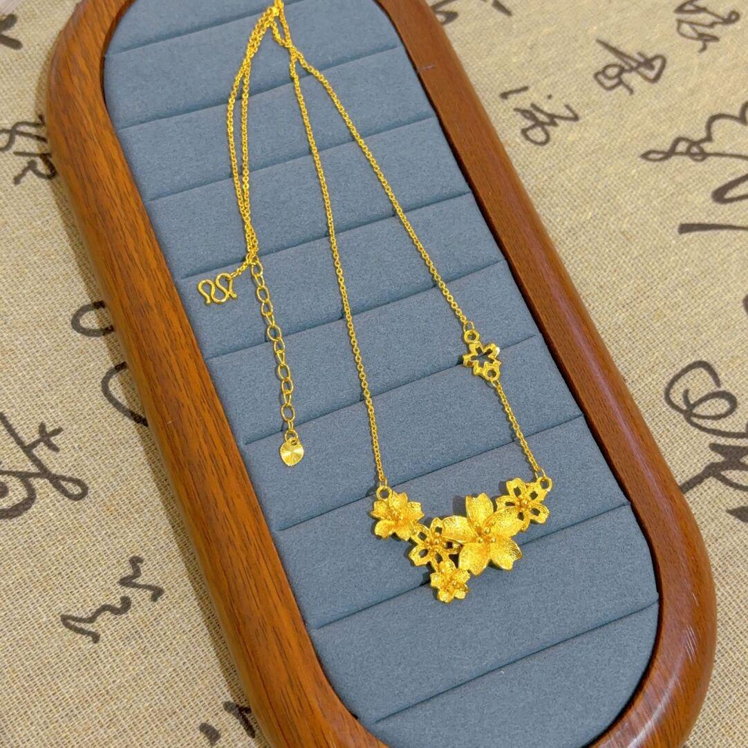 

Ожерелье с тремя цветами с золотым покрытием - Элегантная и роскошная ключичная цепочка для женщин, Идеальный свадебный аксессуар