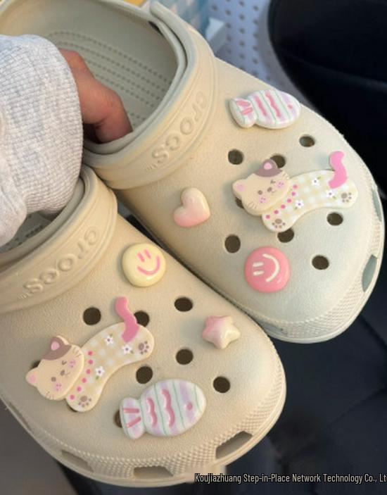 Luksusowy zestaw akcesoriów Crocs z motywem kotka: Zdejmowane ozdobne klamry do sandałów dla dziewczynek