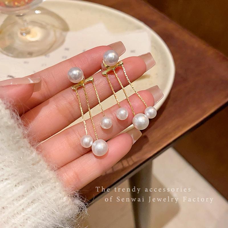 Design sense Pearl fringed earrings Women's retro niche temperament Gentle stud earrings Versatile fashion personality Spice girl earrings