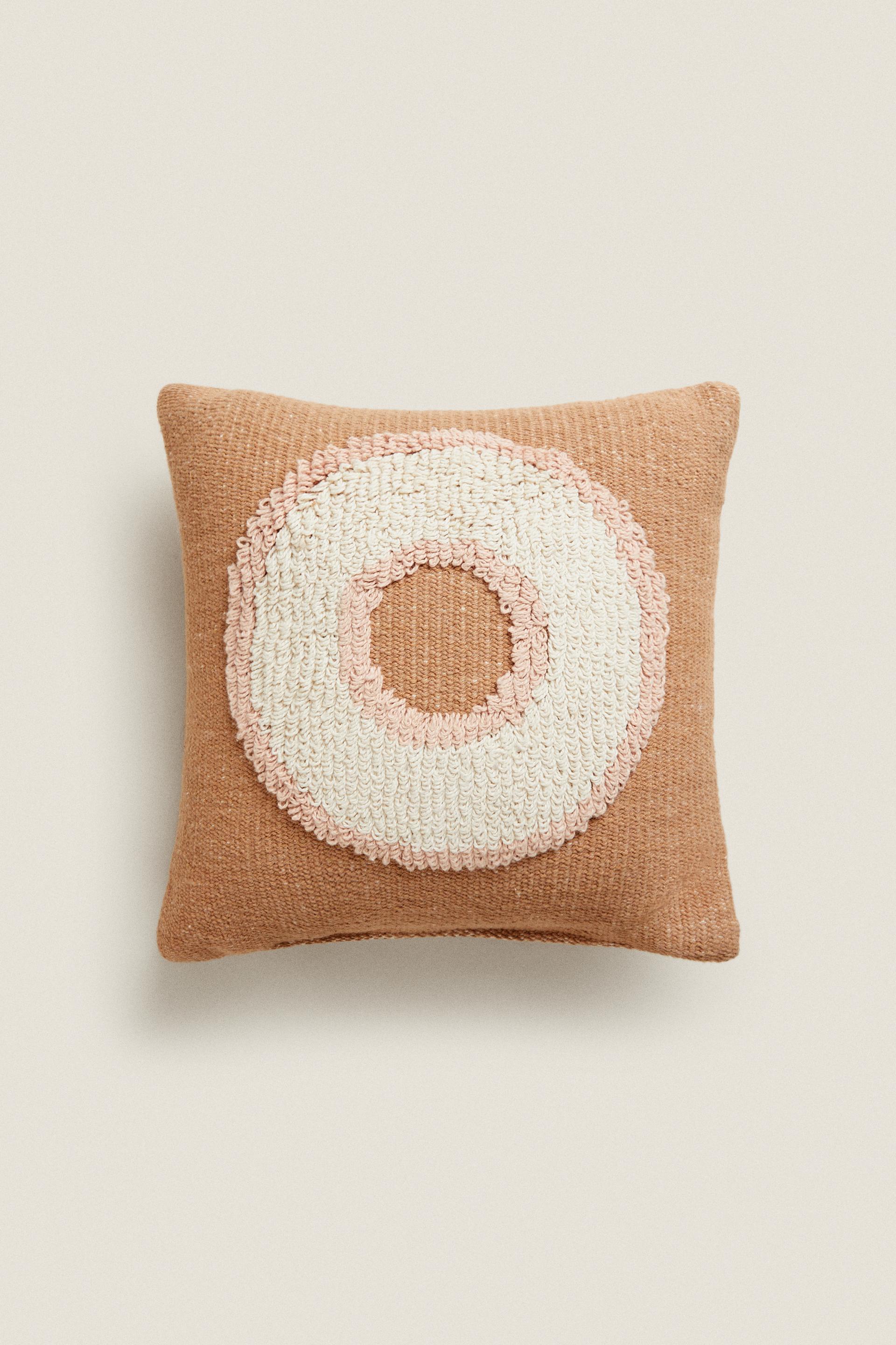 

LETTER O CUSHION