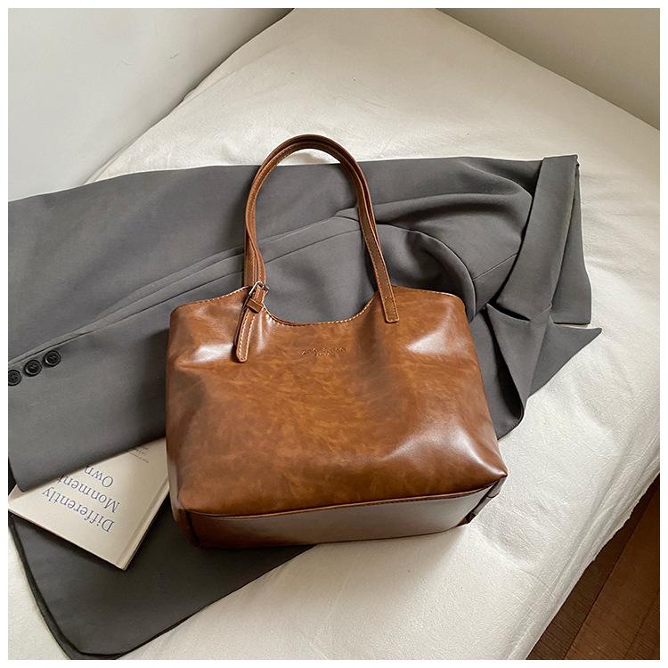 

2025 autumn new women s shoulder bag fashionable retro niche large-capacity commuter bag lazy wind tote bag women