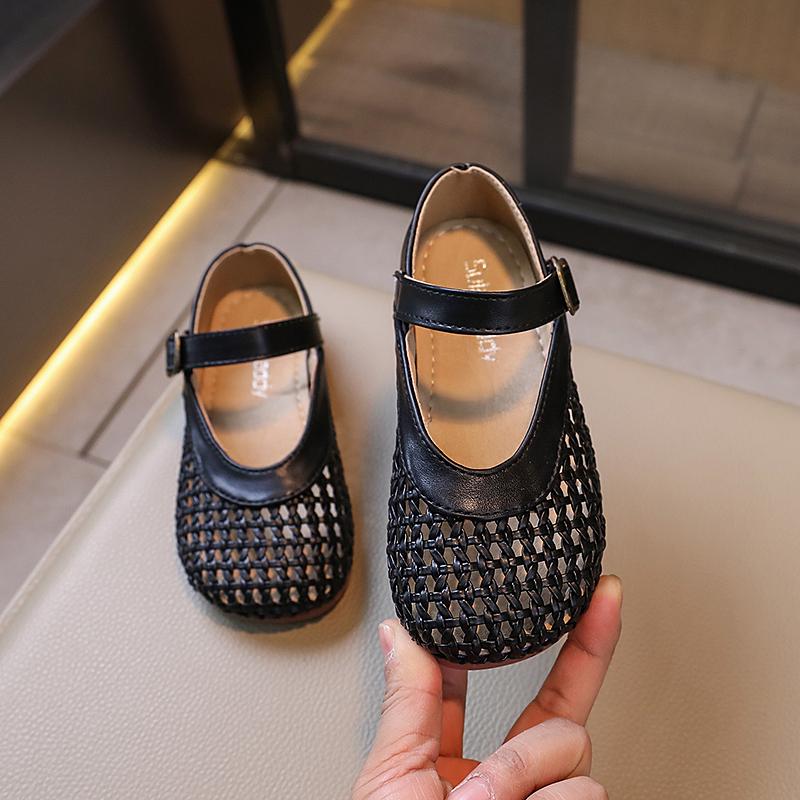 

Маленькие тканые кожаные туфли для девочек, новинка 2024 года, летние новые бабушкины туфли, детские повседневные сандалии с открытым носком 23 чёрный