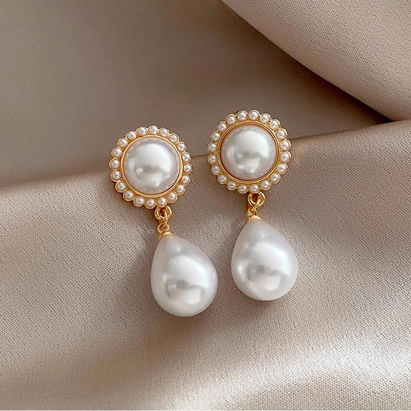 Hepburn-Style Retro French Water Drop Pearl Earrings - Women's Elegant, Luxurious, and Unique Stud Ear Jewelry.