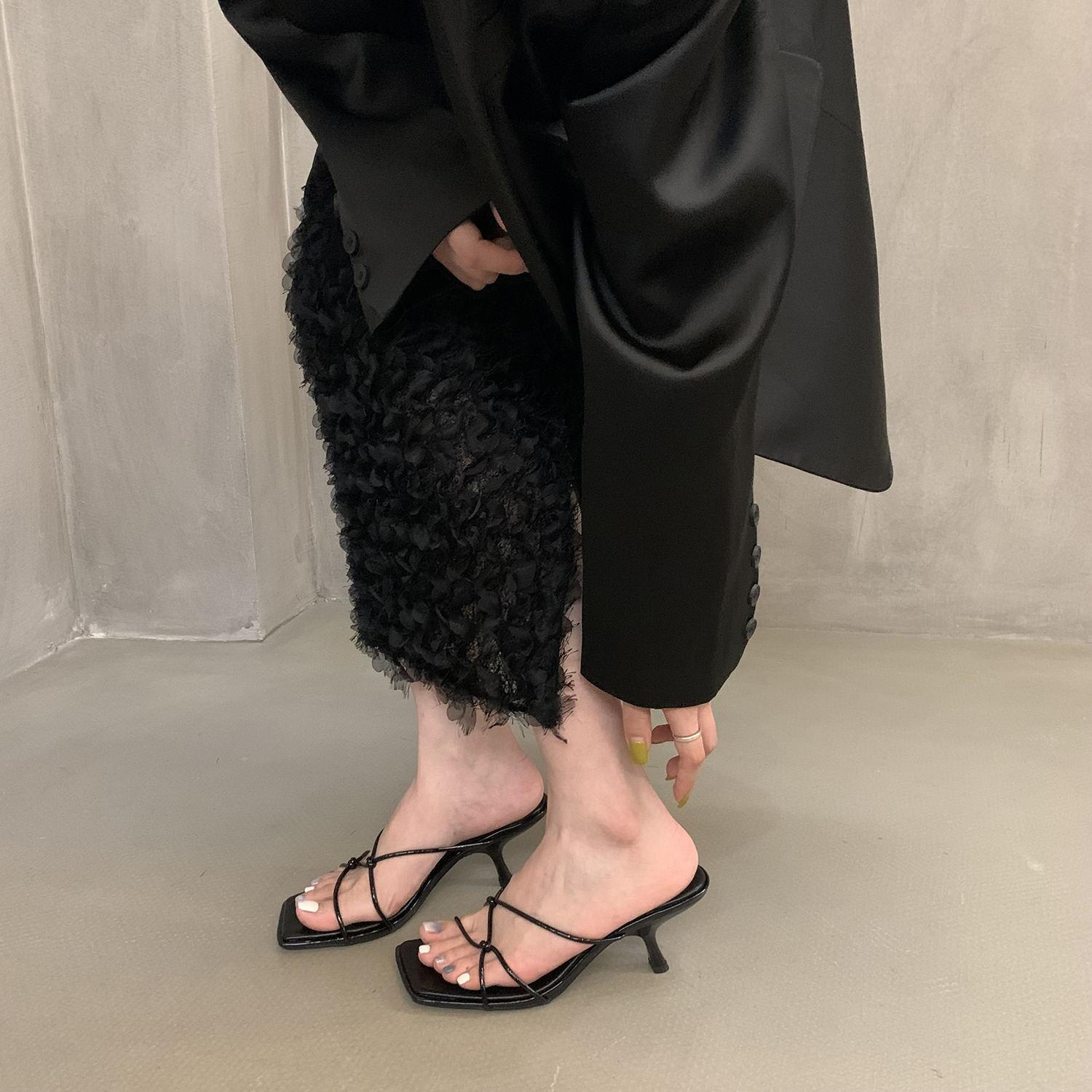 

Французские серебристые крутые тапочки женские носят высококлассные популярные туфли интернет-знаменитости 2025 новые летние босоножки на высоком каблуке 39 чёрный