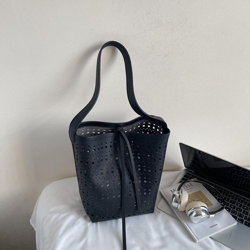 

2025 новая женская сумка через плечо летняя нишевая сумка Sen Meng с полым дизайном, сумка через плечо, сумка-подмышка, сумка-ведро женская 29*13*28