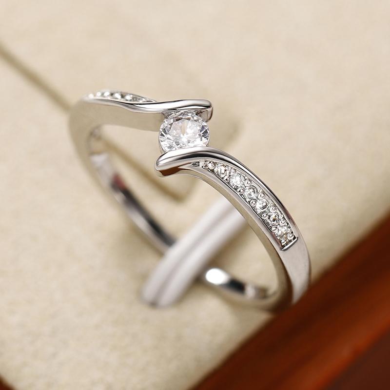 Nádherné křížové prsteny s kulatým zirkonem Svatební doplňky pro ženy Jednoduché a elegantní dámské šperky