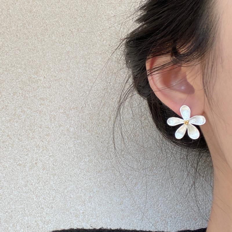 Spring and Summer Daisy Flower Earrings Niche Fresh Temperament Beautiful Fairy Stud Earrings Women