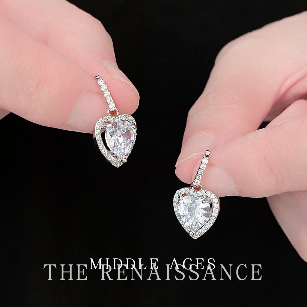 Micro-inlaid zircon love earrings, studs, earrings, heavy industry ear jewelry.