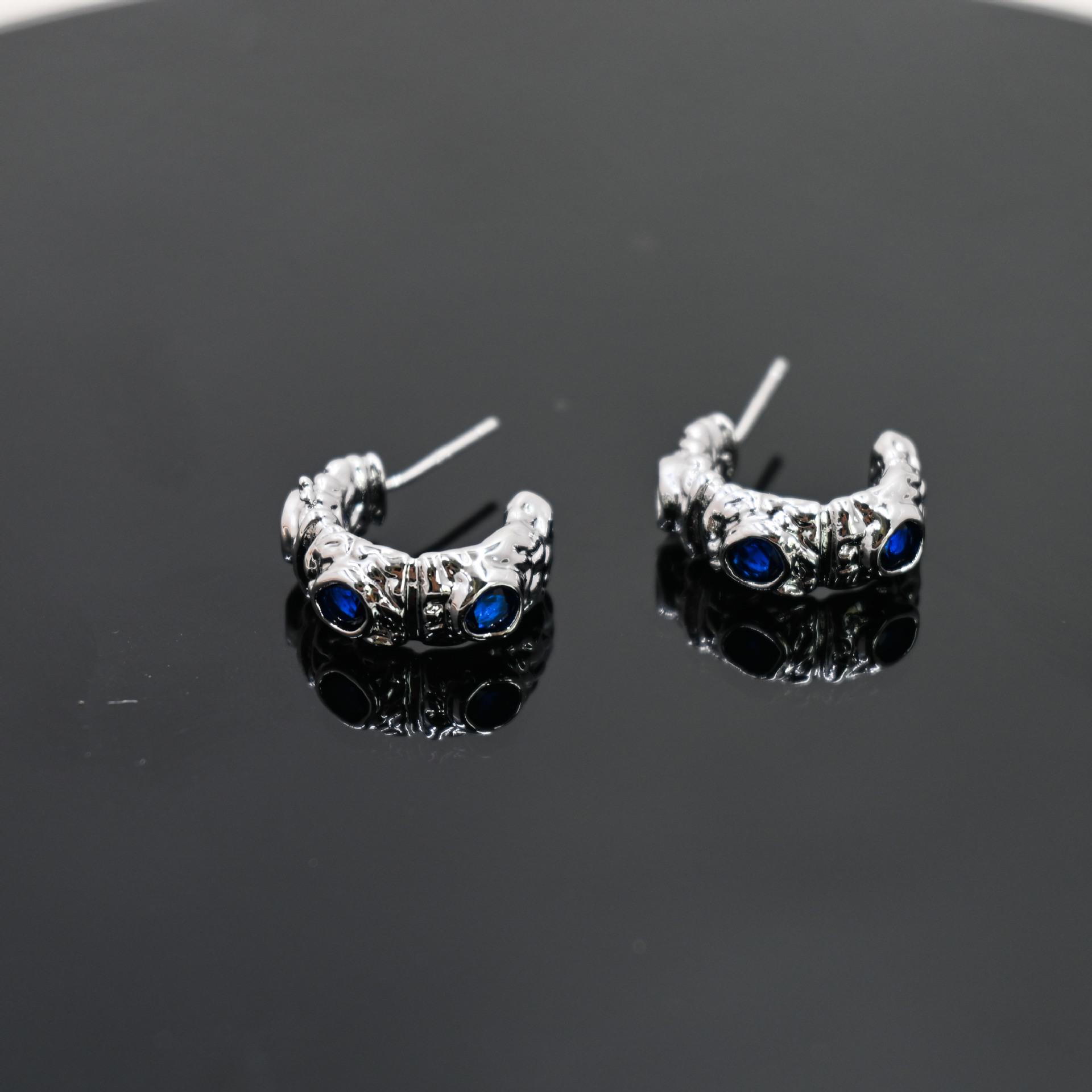 

Retro Copper Zircon-Inlaid C-Shaped Gold-Plated Luxury Texture Earrings