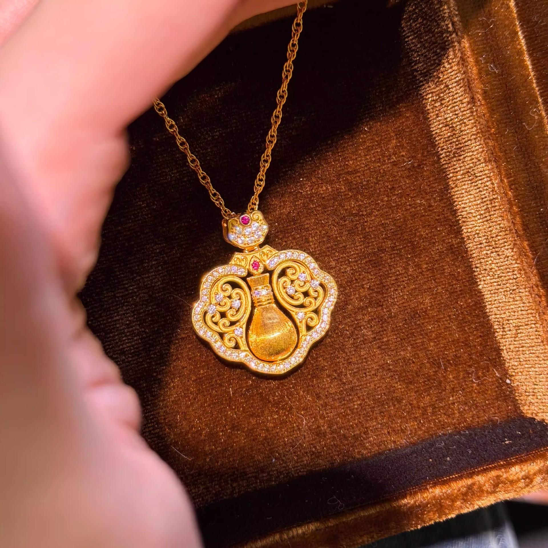 

Vintage exquisite vase pendant antique gold craftsm point diamond hollow out auspicious cloud necklace exquisite banquet 45cm золотий