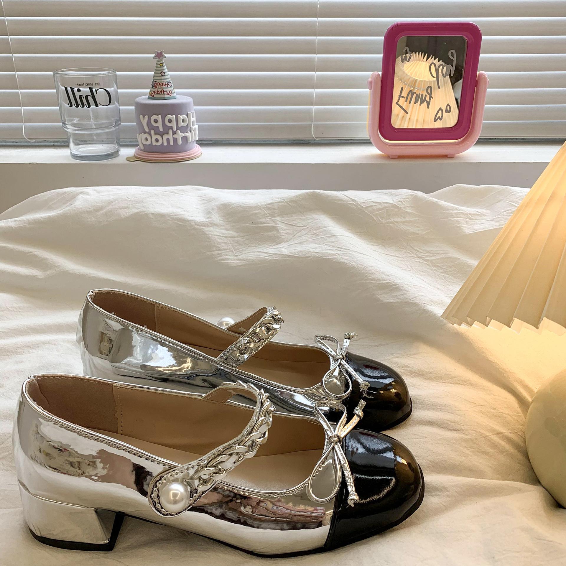 

2025 весна новые туфли Мэри Джейн с квадратным носком и бантом, с мелким вырезом, в стиле французской феи, маленькие и ароматные, на среднем толстом каблуке, одинарные, женские 40 серебряный