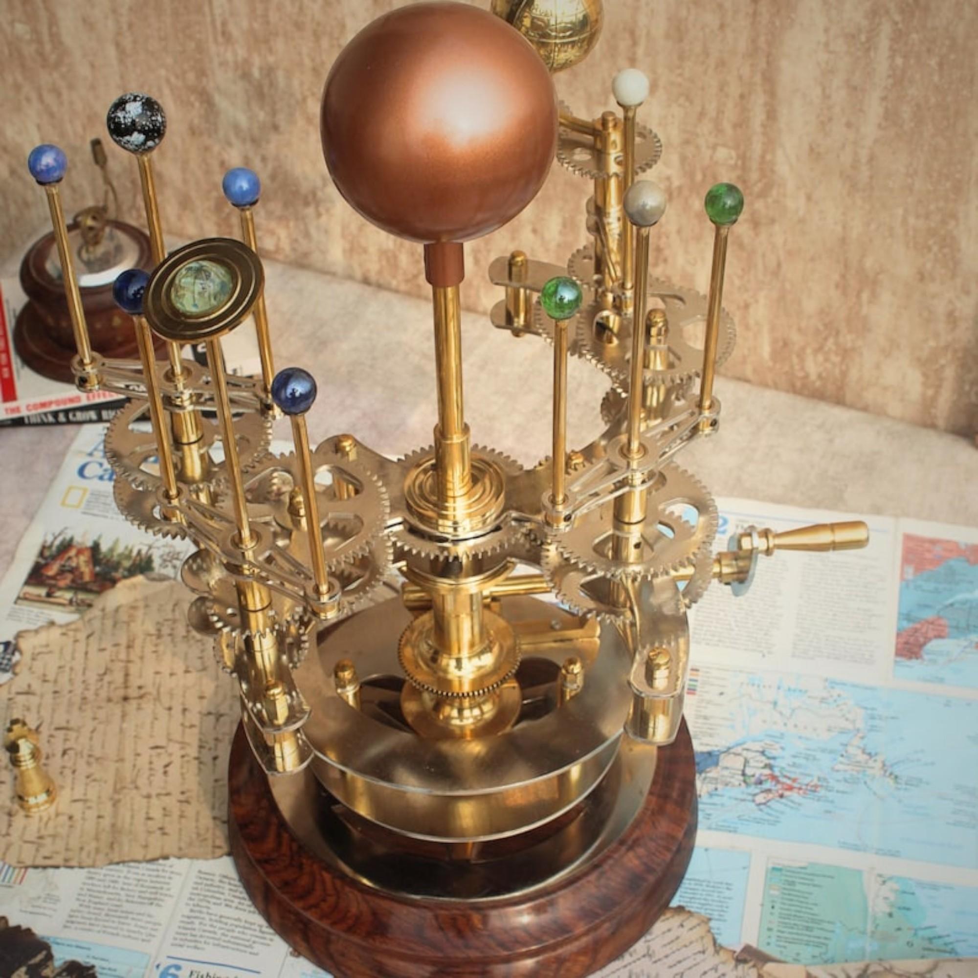 

Роскошный предмет искусства для книжных полок. Планетарий из латуни и стали. Функциональная модель Солнечной системы с планетами.