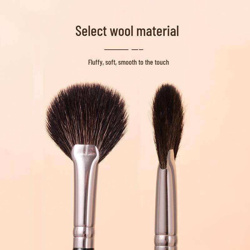 Fan-Shaped Highlighter Brush for Contour & Blush - Professional Makeup Tool