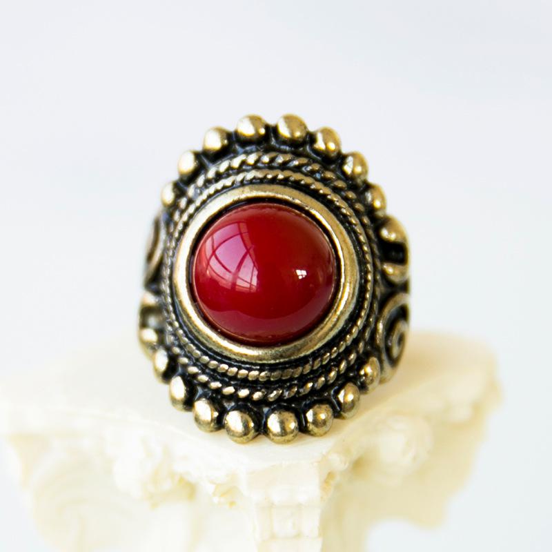 Retro Distressed Red Gemstone Ring: Trendy, Versatile Niche Design
