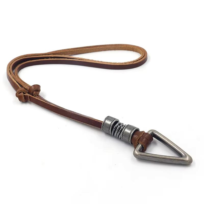 Braunes Contracted Rindsleder Halskette Individueller Charakter Hornform Anhänger Lederseil Halskette Herren Schmuck Geschenk