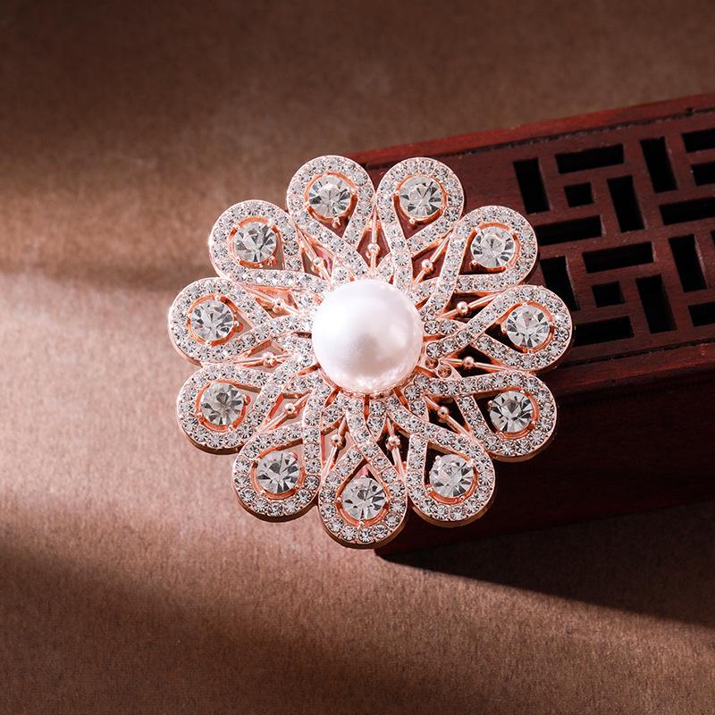 Crystal Peacock Feather Rhinestone Brooch: Elegant Women’s Pearl Pin for Evening Gown