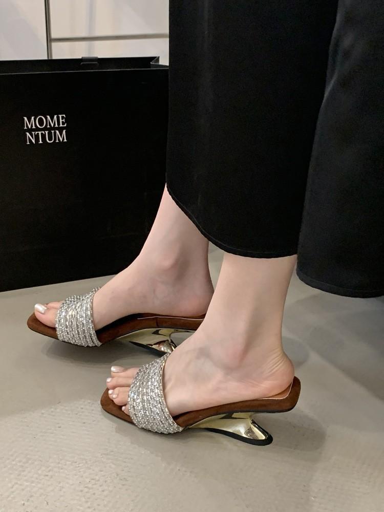 

Beautiful rhinestone slippers women wear one-and-a-half drag slope heels 2025 summer new fashion fairy wind open-toed sandals 40 коричневый