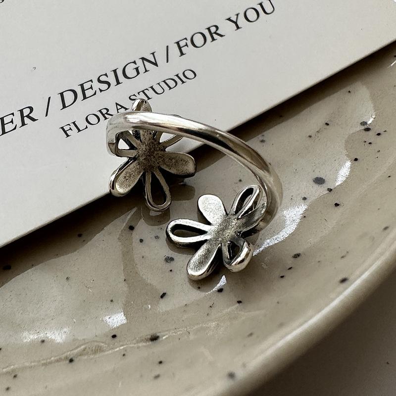 New Simple Daisy Flower Open Rings for Women Metal Style Hollow Petals Silver Color Trendy Finger Accessories Fashion Jewelry