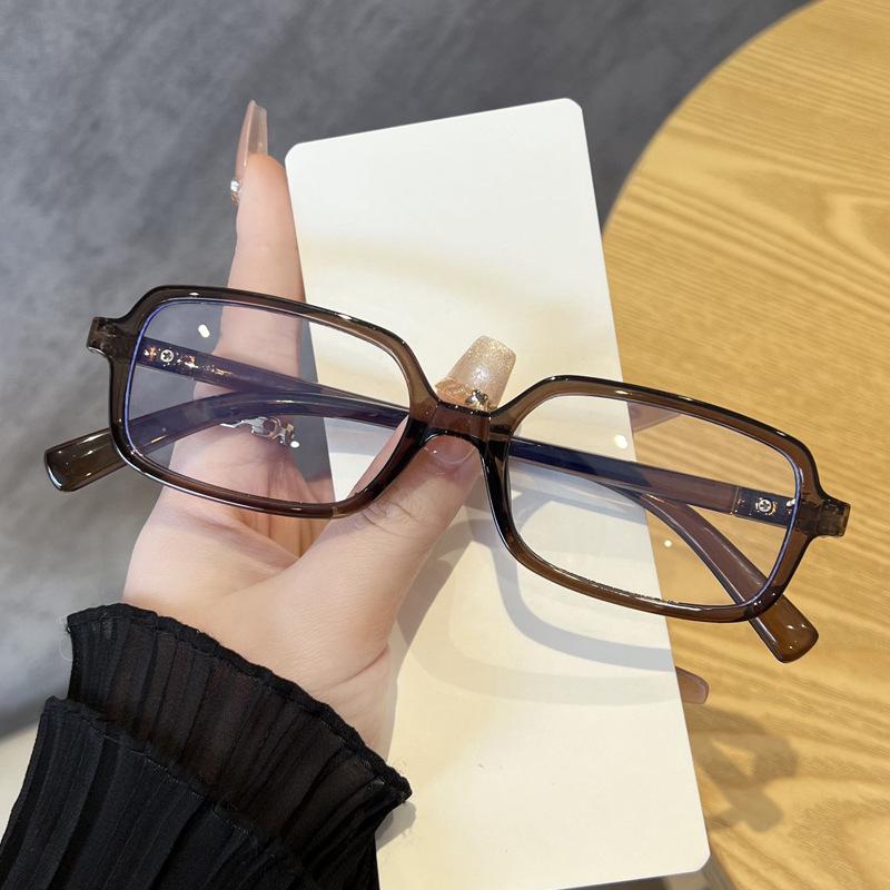 

У Чжан Юаньин такие же квадратные модные антисиние женские очки высокого класса. оливковое зеленый