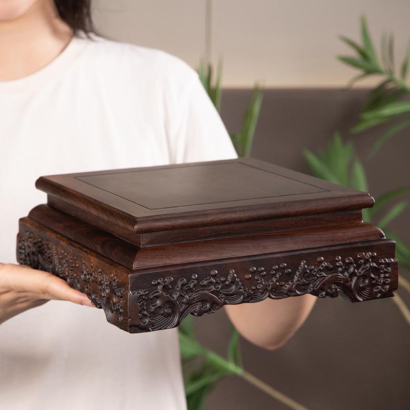 Socha Buddhy z palisandru a ručně vyráběné předměty Guanyin na podstavci z masivního dřeva s obdélníkovou vázou a kamenným bonsají