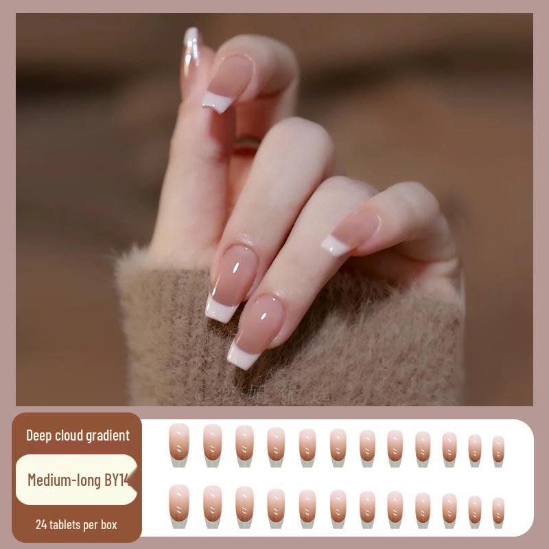 

Короткие носибельные ногти с отделкой из фольги цвета нюд и крошкой бриллиантовой пыли