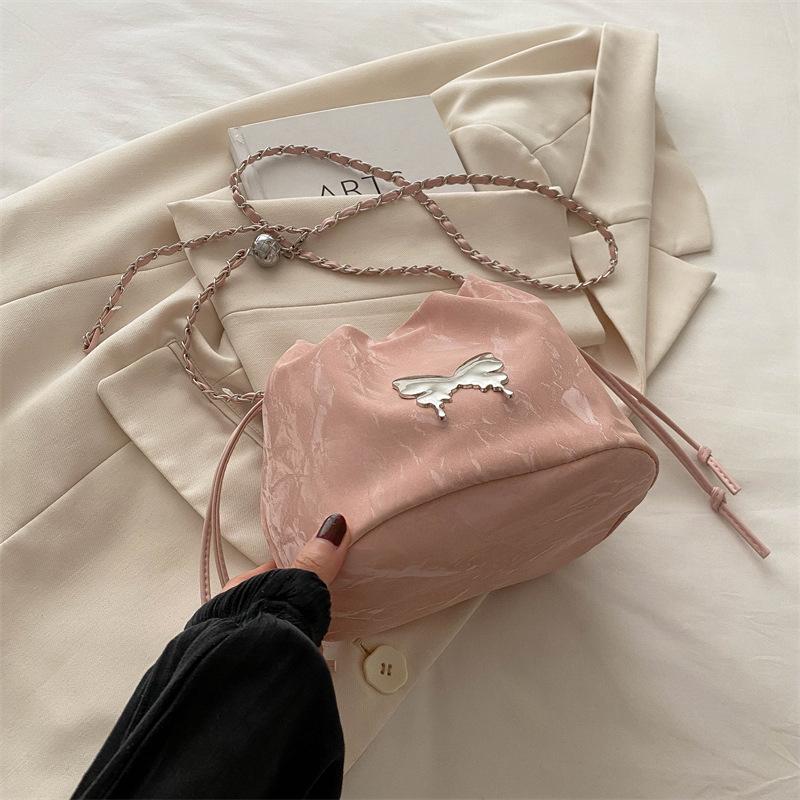 

2025 new drawstring fashion Korean version of this year s popular chain small bag women s niche design butterfly crossbody bucket bag