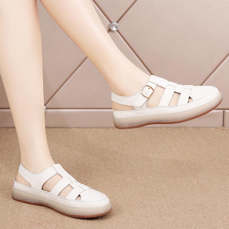 Fashion 2025 Summer new high-quality women's retro hollowed out sandals with soft sole versatile toe cover a popular single shoe