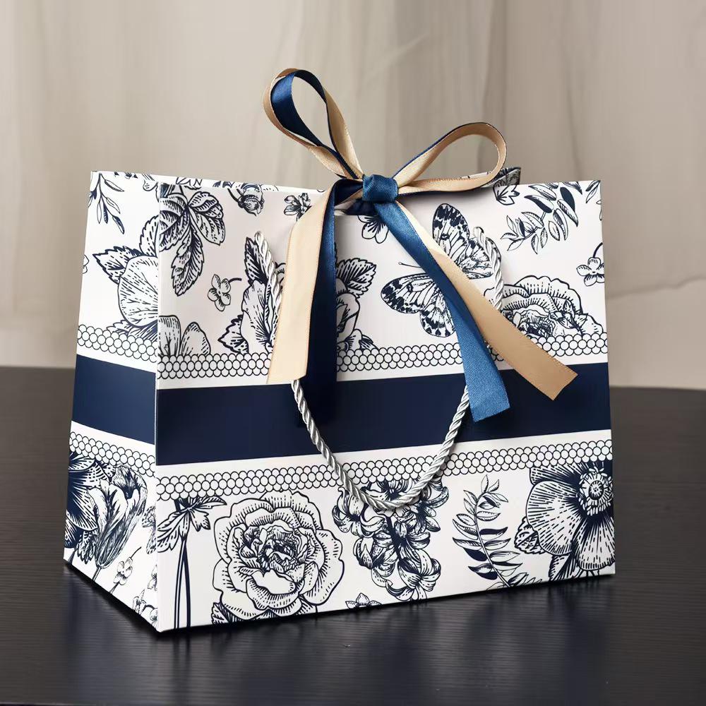 In Stock Cross-Border Gift Bag: Patterned Paper with Ribbon, Holiday Clothing Tote