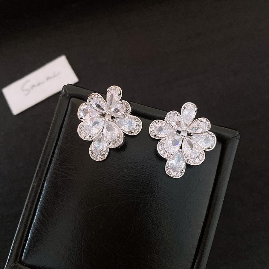 

Water drop zircon flower stud earrings super flash niche European and American personalized design earrings earrings women