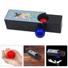 Ein Set veränderbarer Zauberkästen, der den roten Ball in den blauen Ball verwandelt. Requisiten: Zaubertricks, Spielzeug, klassisches Spielzeug